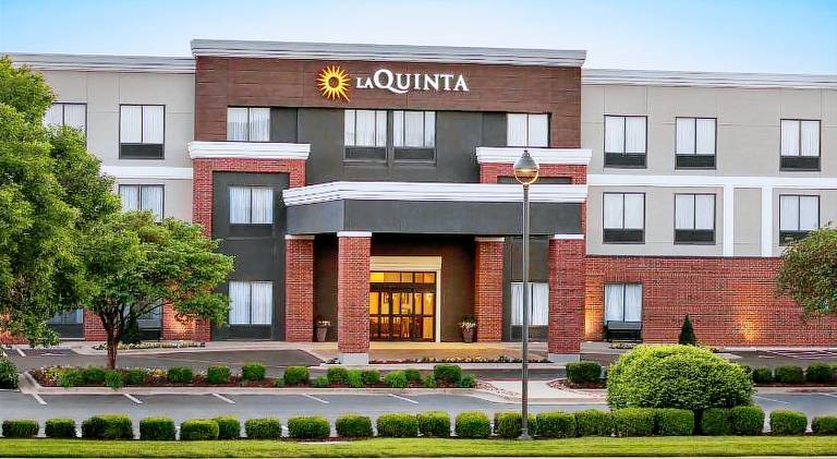 La Quinta Inn & Suites by Wyndham Springfield Airport Plaza — photo 5