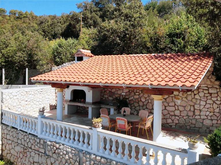 Apartment with yard, terrace & barbeque | Dogs allowed — photo 4
