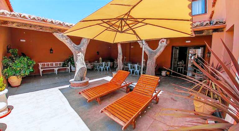 Vacation home with patio, pool & yard — photo 5