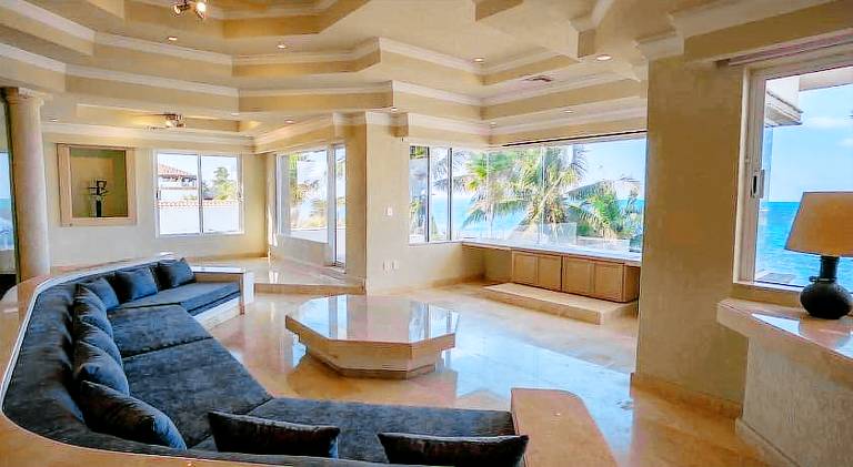Villa with pool — photo 4