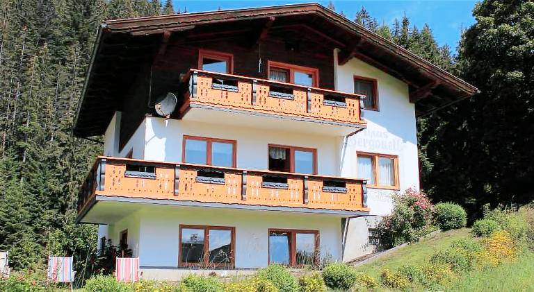 Beautiful holiday apartment with yard | Good for workation | Pets allowed in Ramsau am Dachstein