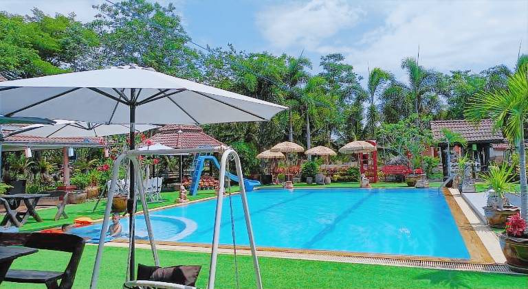 House with pool — photo 3