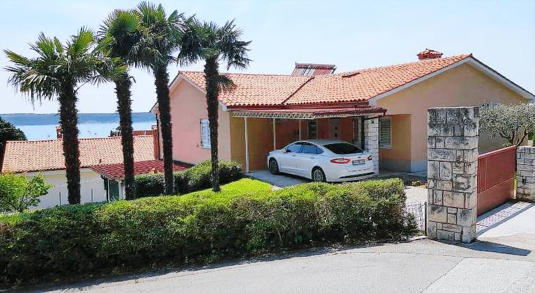 Serviced apartment with garden & terrace | Close to the beach | Pets are welcome in Piran