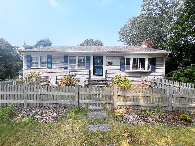 Vacation home with garden, barbeque & patio — photo 3