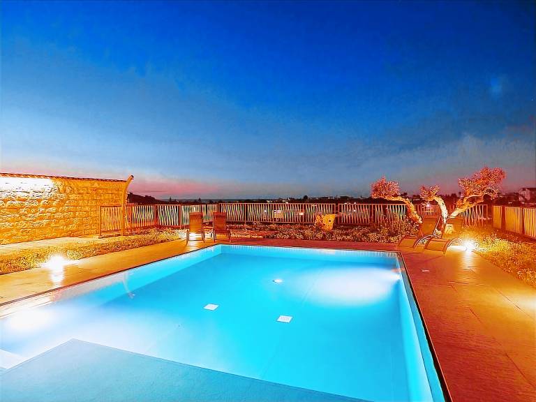 Vacation home with yard, BBQ & private pool — photo 2