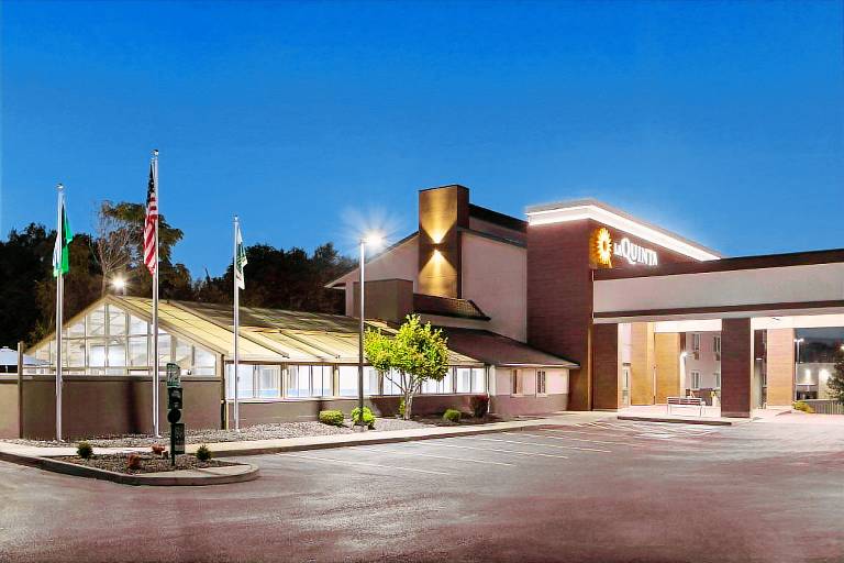 La Quinta Inn & Suites by Wyndham Yakima Downtown — photo 4