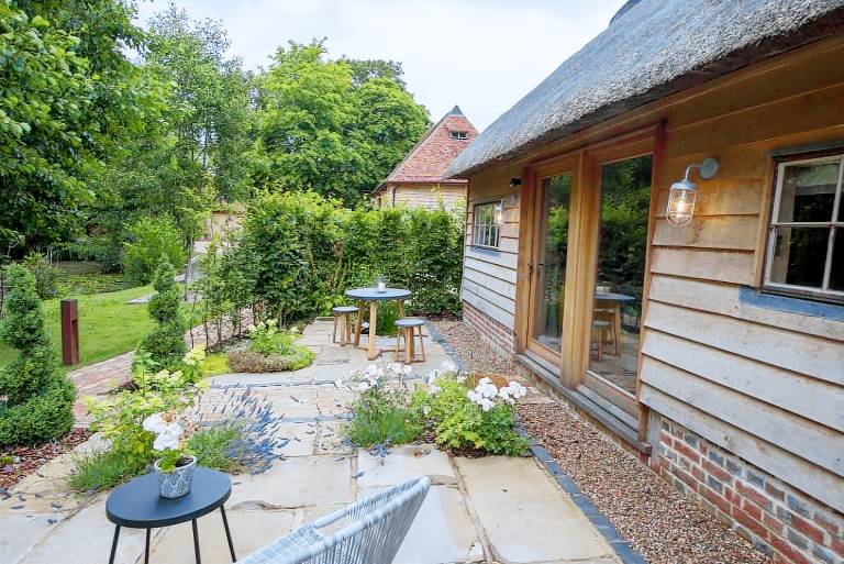 Charming cottage with private pool, hot tub & patio | Pets allowed — photo 4