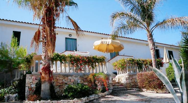 Lovely serviced apartment with BBQ, yard & terrace | Close to the beach | Dogs allowed in Peschici
