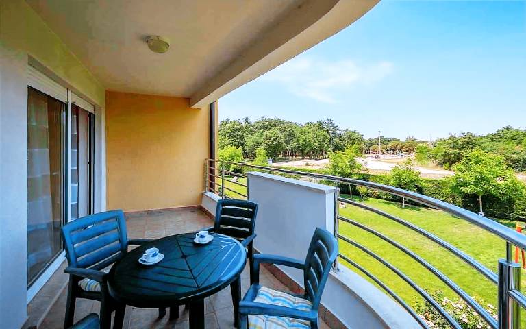 Holiday apartment with barbeque & garden — photo 4