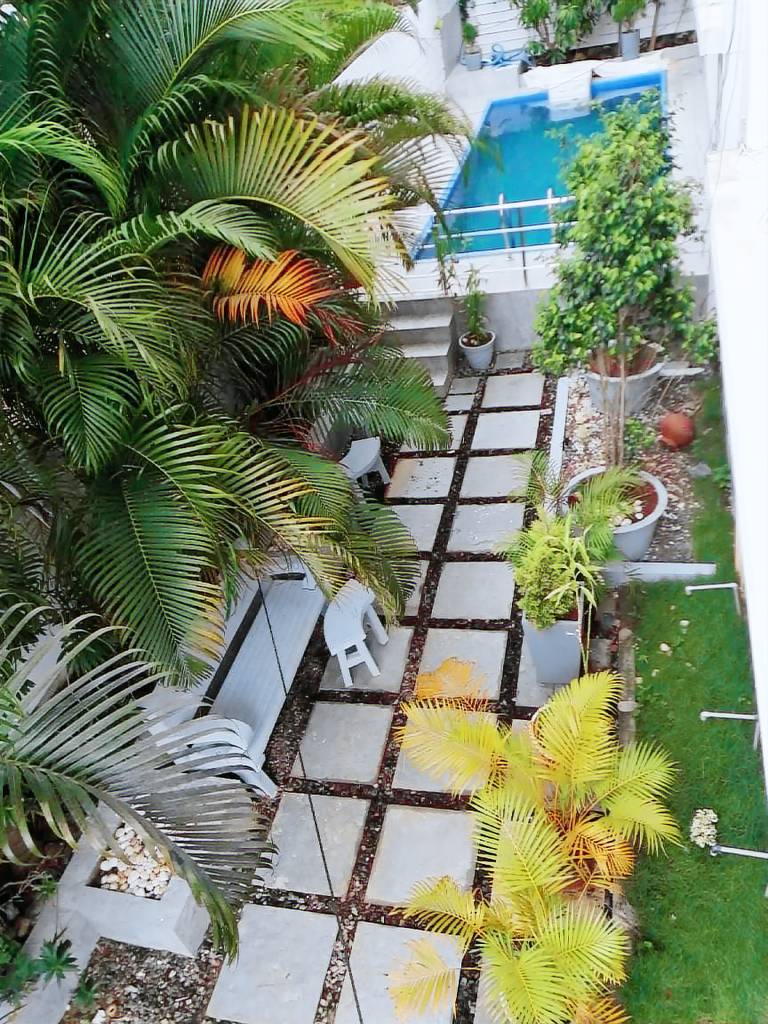 Holiday apartment with pool, yard & patio — photo 4