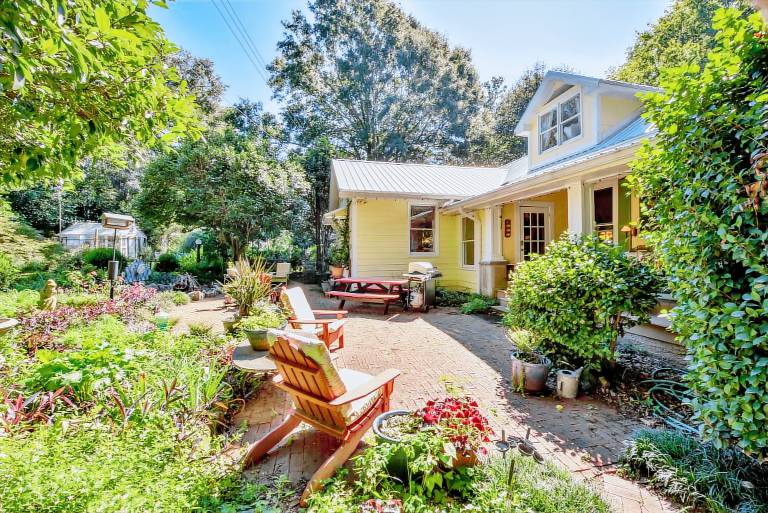 Vacation home with BBQ & yard — photo 4