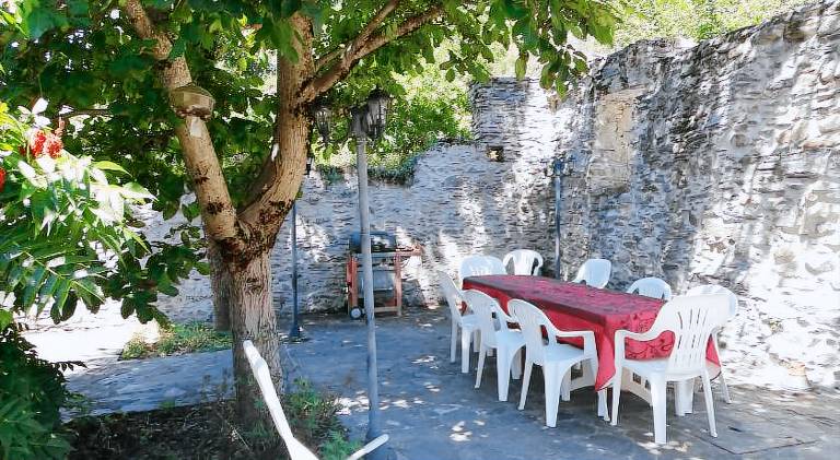 House with 4 rooms for 8 persons in Foix