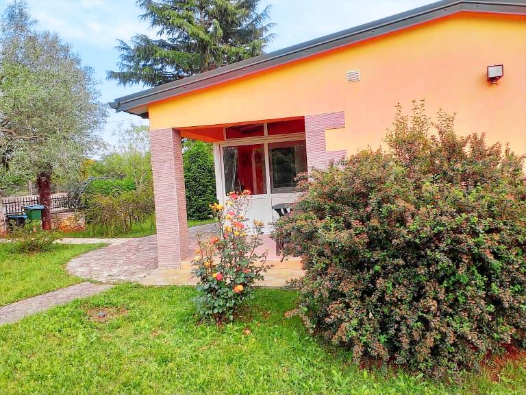 Vacation home with terrace, grill & yard — photo 4