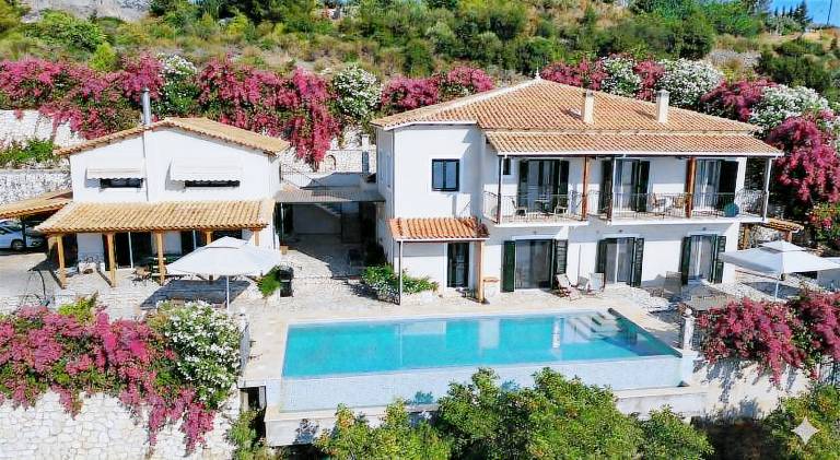 Villa with patio, yard & private pool in Lefkada