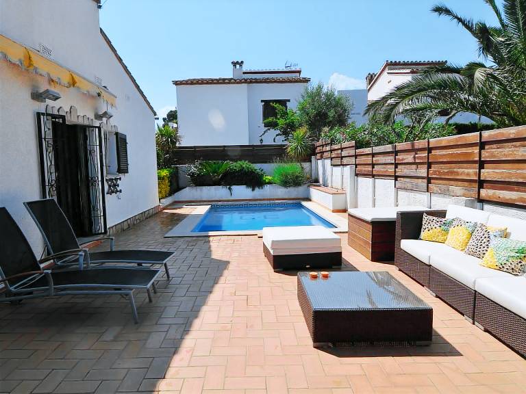 Villa with garden, barbecue & private pool in L'Escala
