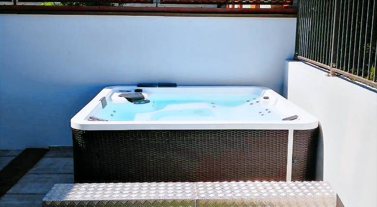 Vacation home with jacuzzi — photo 5