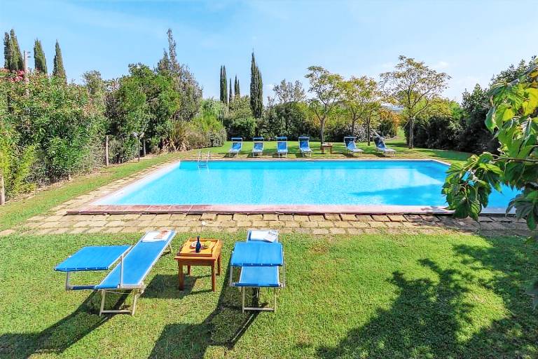 Farm with yard & pool — photo 2