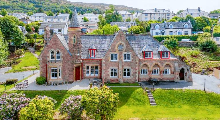 House with jacuzzi, sauna & yard | Pet-friendly in Fort William