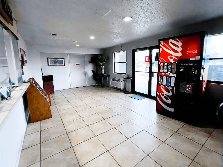 Deluxe Inn Motel By OYO Grand Prairie Interstate 30 — photo 4