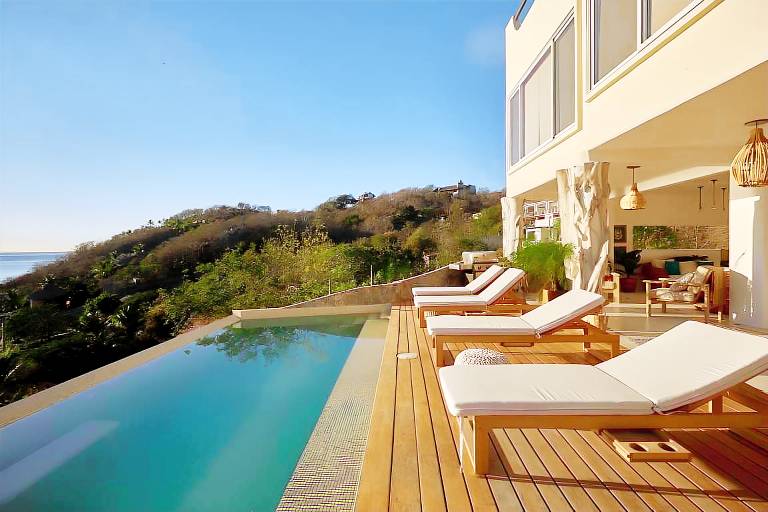 Casa Roni - 5 Bedroom Luxury Villa with Ocean View in San Pedro Pochutla