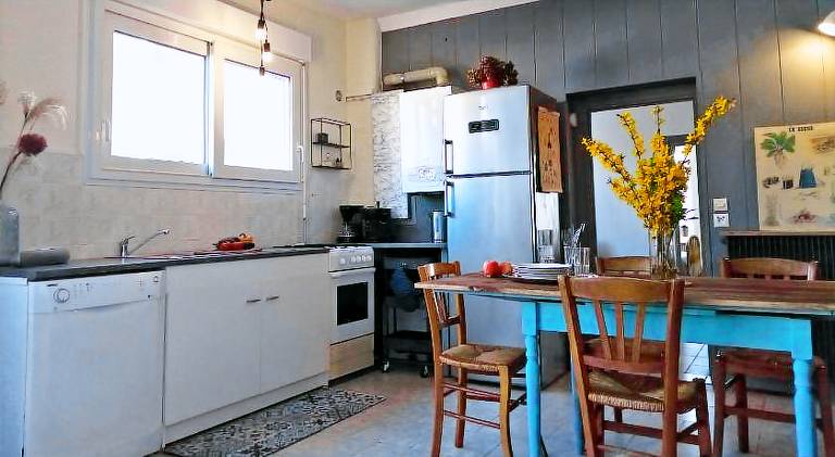 Vacation home with BBQ, terrace & yard — photo 3