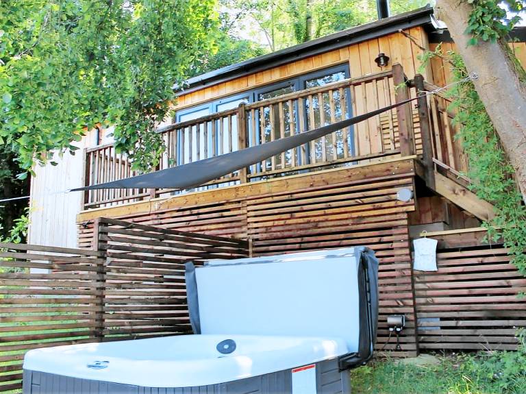 Lodge with grill, jacuzzi & yard — photo 2