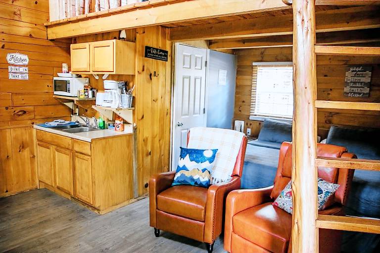 Private Log Cabin in Columbia, KY - Minutes from Green River Lake, Sleeps 4, Full Kitchen, Outdoor Fire Pit Area, Perfect for Relaxing Getaways — photo 5