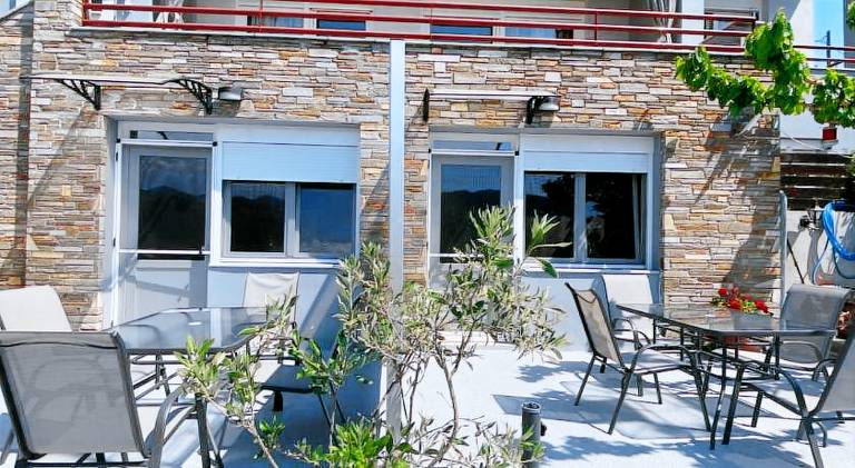 Holiday apartment with yard & grill — photo 2