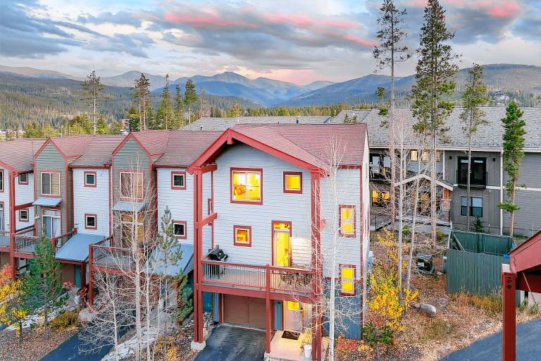Downtown WP Chalet 100 I Private Hot Tub I Great Views I Arcade I Bunk Room I Discounted Attractions in Winter Park, CO