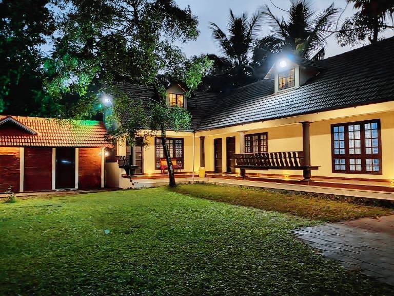 Villa with yard & pool — photo 4