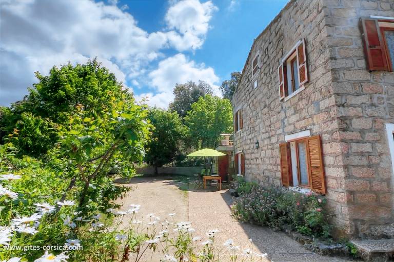 Gite with terrace, barbeque & yard in Casalabriva