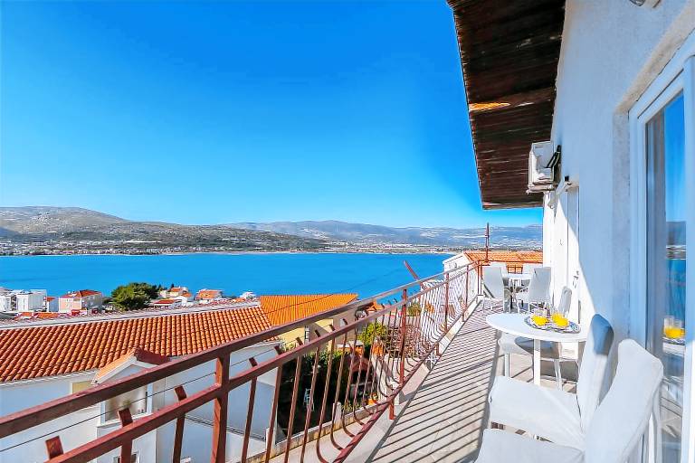 Rental apartment with patio & barbeque | Sea view — photo 3