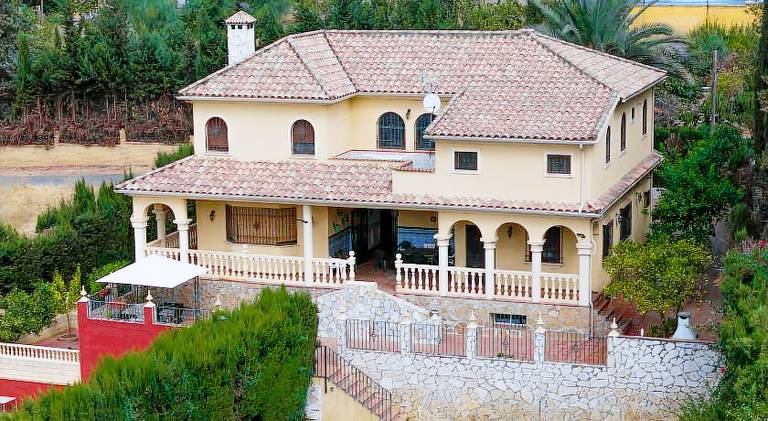 Fully equipped house with private pool, BBQ & patio | Suitable for remote work | Pets allowed — photo 5