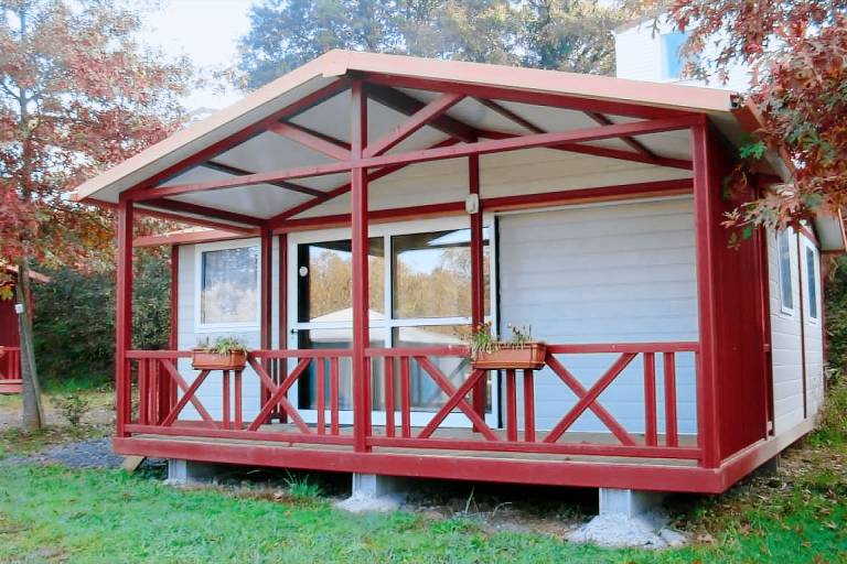 Chalet with terrace, garden & heated pool | Pets allowed — photo 3