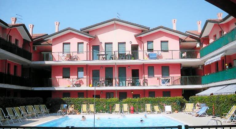 Apartment with terrace & pool | Pets allowed — photo 2