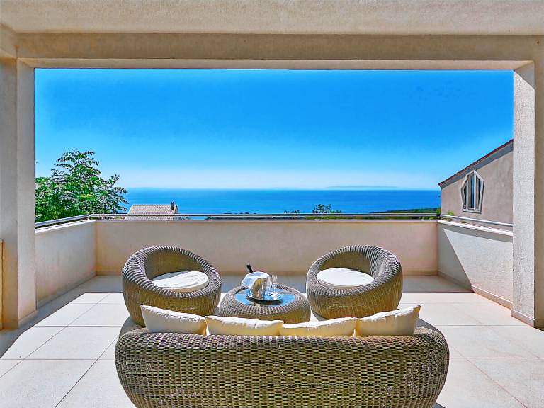 Villa with patio & grill — photo 4