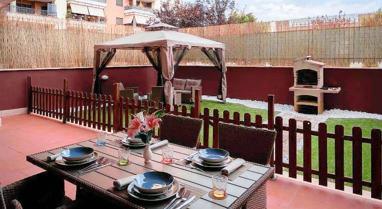 Rental apartment with yard & jacuzzi — photo 3