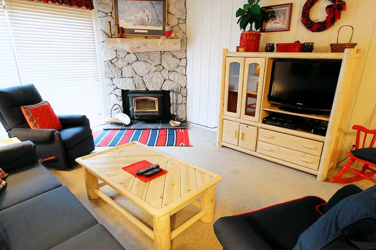 Wonderful condo with sauna, grill & pool | Next to the ski | Pets allowed in Mammoth Lakes, CA
