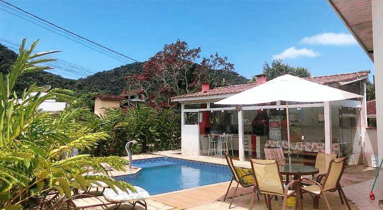 House with pool, BBQ & yard in Ubatuba