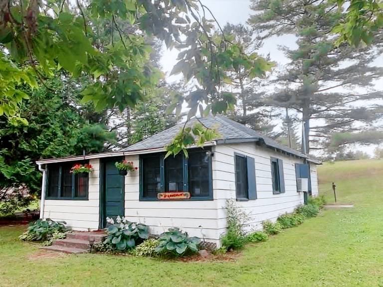 Cottage Lakefield