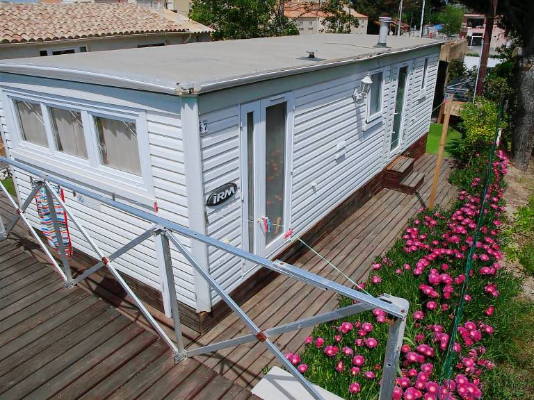 Mobiles Haus mit Blick auf das Wasser — photo 4