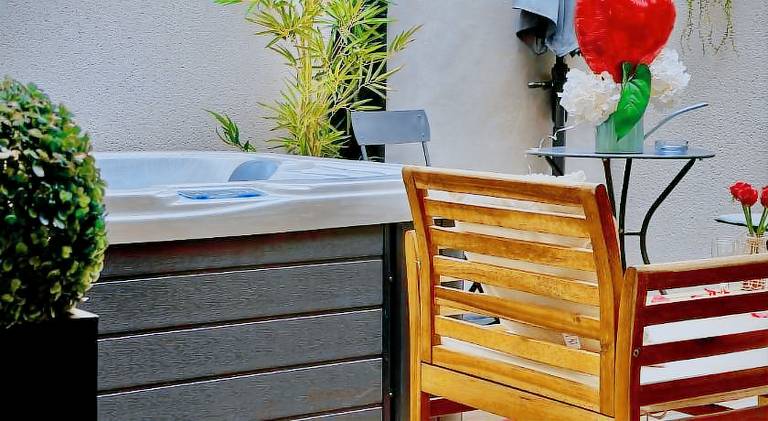 Rental apartment with hot tub — photo 4