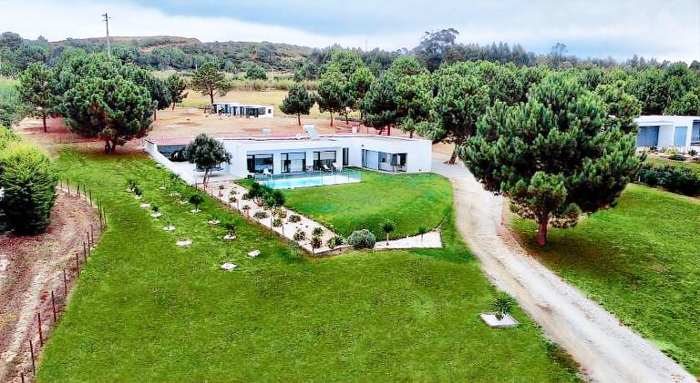 House with barbecue, hot tub & private pool | Perfect for remote work in Leiria
