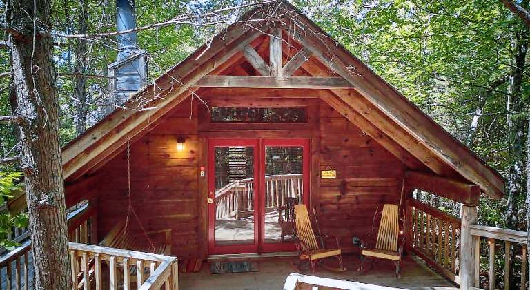 Lovely chalet with hot tub | Pet-friendly in Sevierville, TN