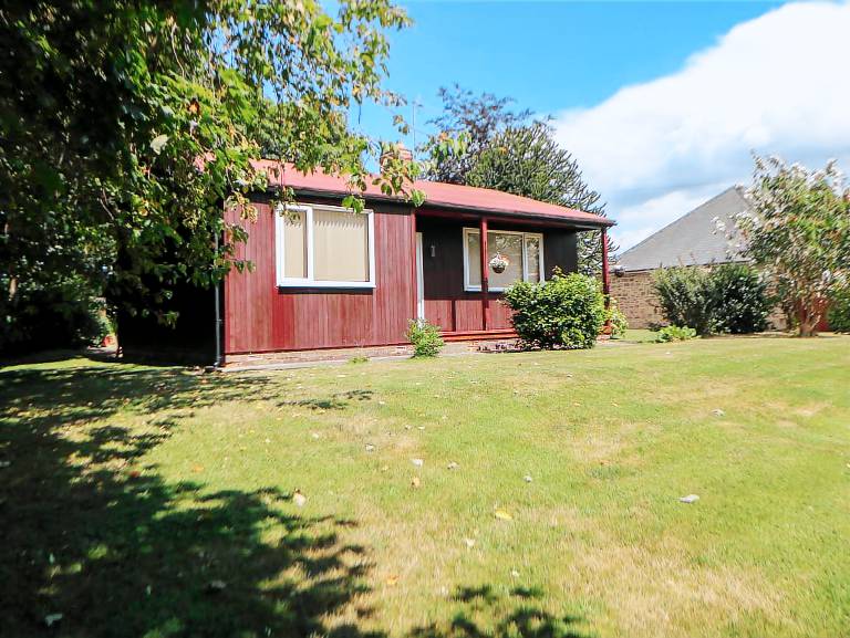 Cottage with garden — photo 2
