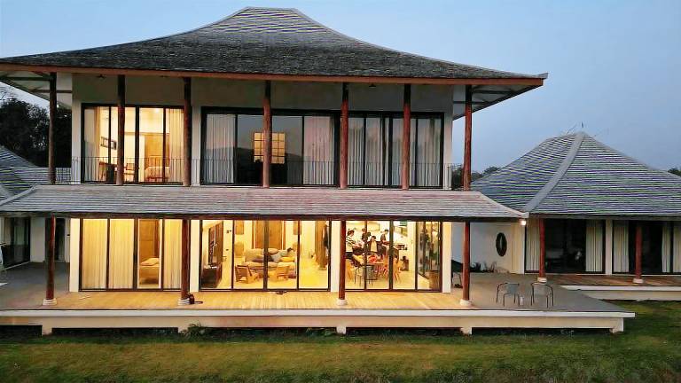 Ample villa with jacuzzi, pool & garden | Good for workation | Pets allowed in Chiang Mai