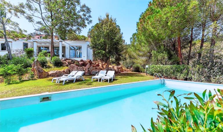 Villa Paradiso – Tranquility and Sea Views in Southern Sardinia in Pula