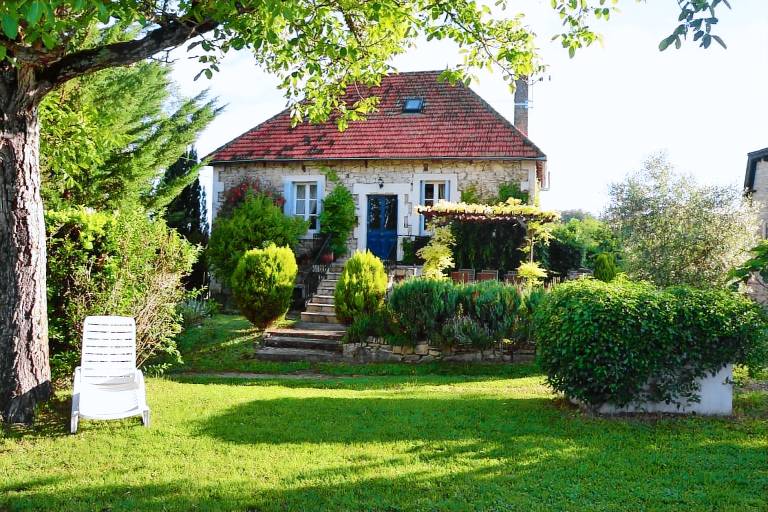 Gite with yard, terrace & BBQ — photo 2