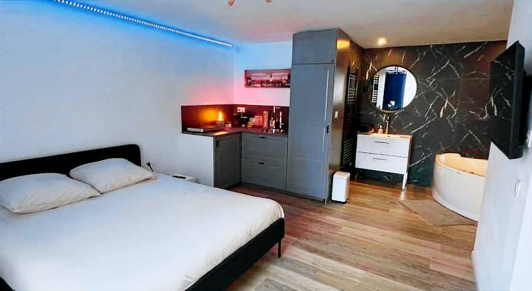 Apartment with jacuzzi — photo 4