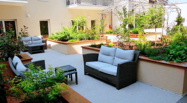 Serviced apartment with yard & terrace — photo 5